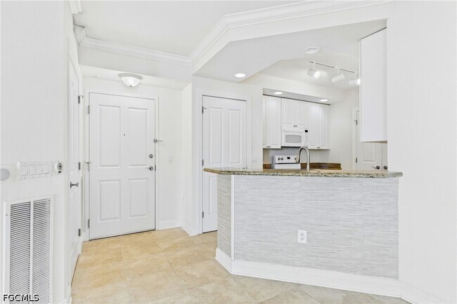 Building Photo - 2825 Palm Beach Blvd
