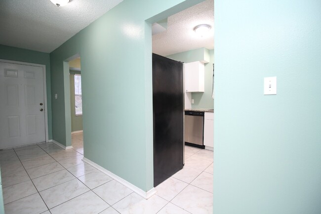 Building Photo - 2 bed 2 bath 1st floor condo near Pensacol...