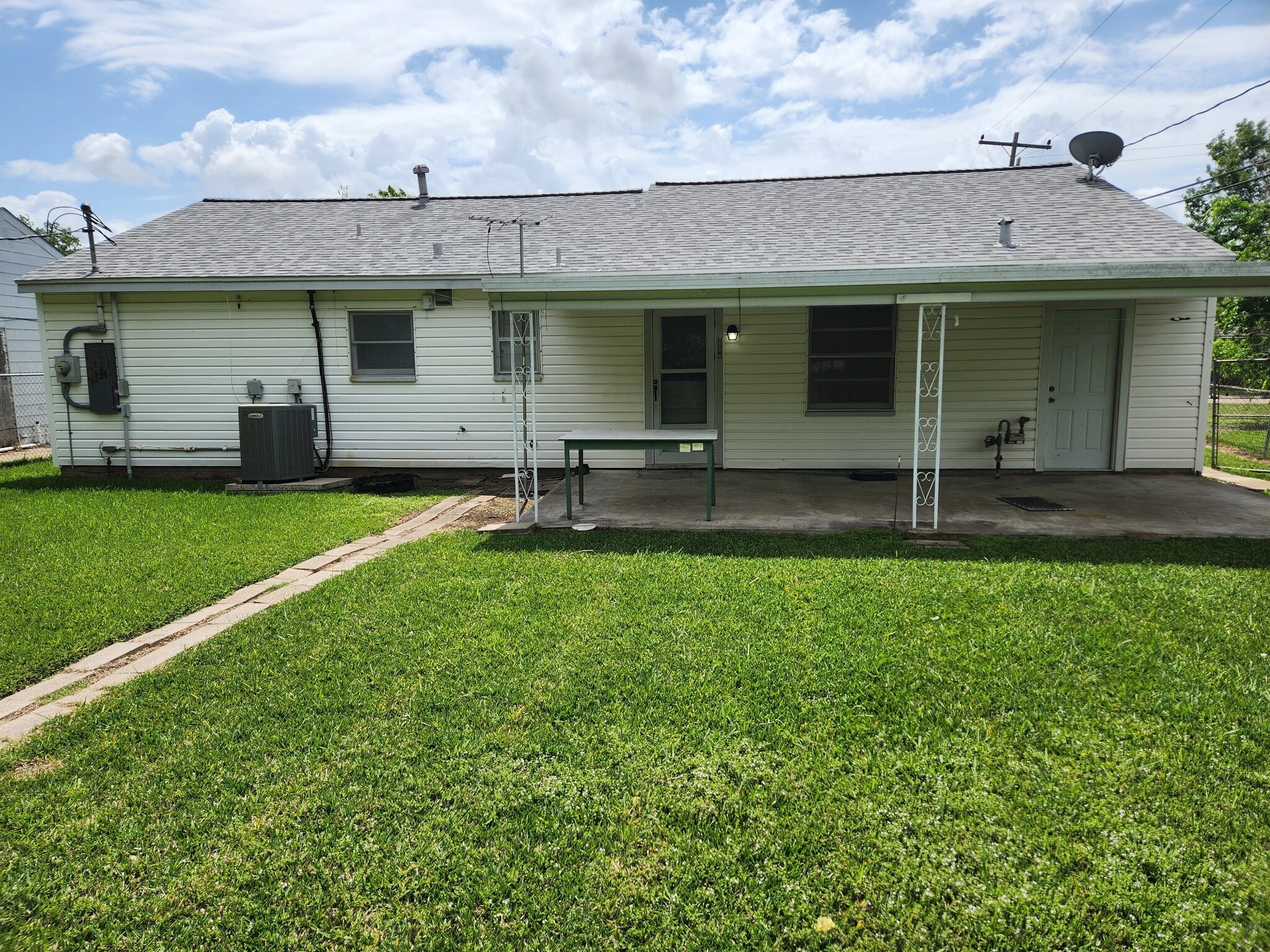 Building Photo - 203 Elm St