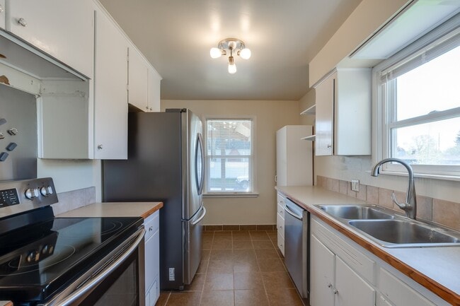 Building Photo - COMING SOON !!! Shadle Park 3 Bedroom 2 Bath Home near Garland district