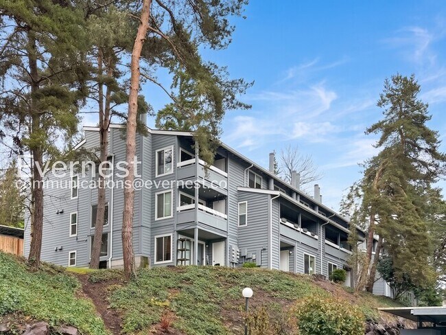 Building Photo - 1 Bed, 1 Bath Condo with Carport / Vouchers Accepted / Coming Soon!