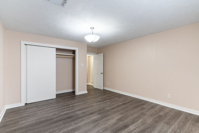 Building Photo - 305 N Live Oak St