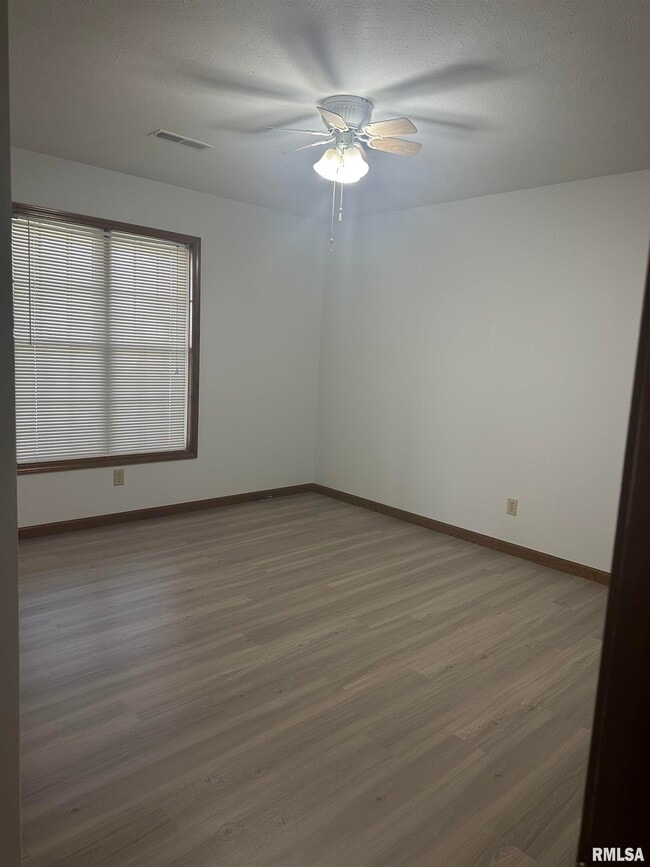 Building Photo - 3130 Cascade Dr