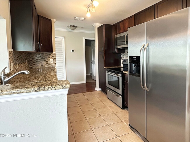 Building Photo - 7800 Point Meadows Dr