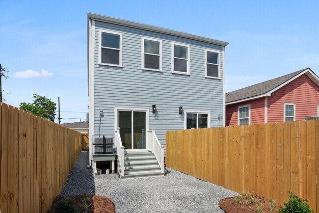 Building Photo - Newly Renovated 2BD/2.5BA with Covered Driveway