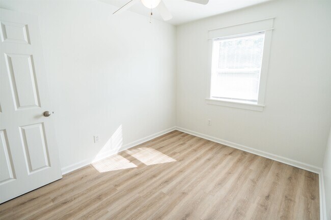 Building Photo - 406 Essex Dr