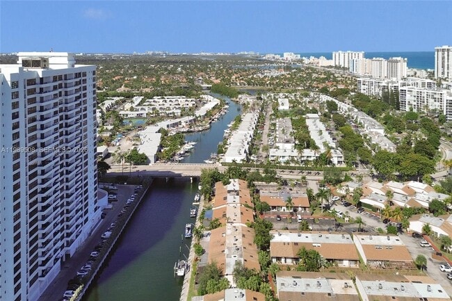 Building Photo - 2619 Parkview Dr S