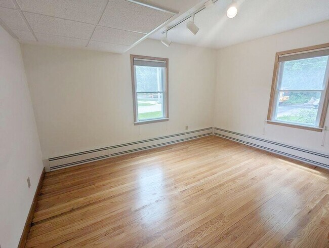 Building Photo - 2-bed 1-bath Apartment