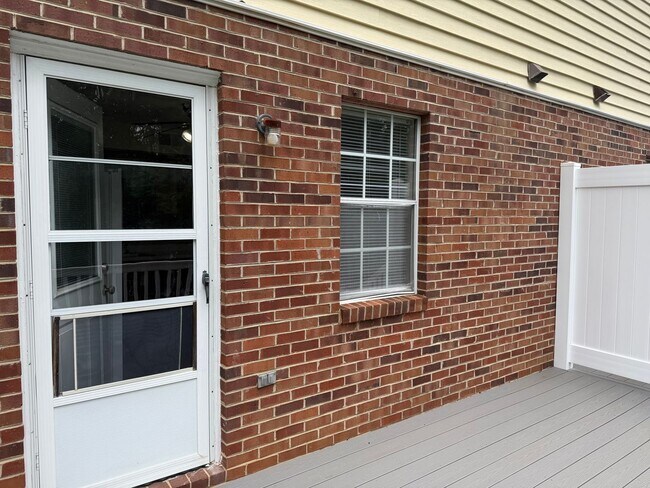 Building Photo - 114 Water Gate Dr
