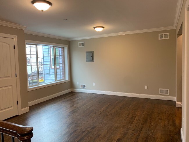 Building Photo - 18 Clinton St