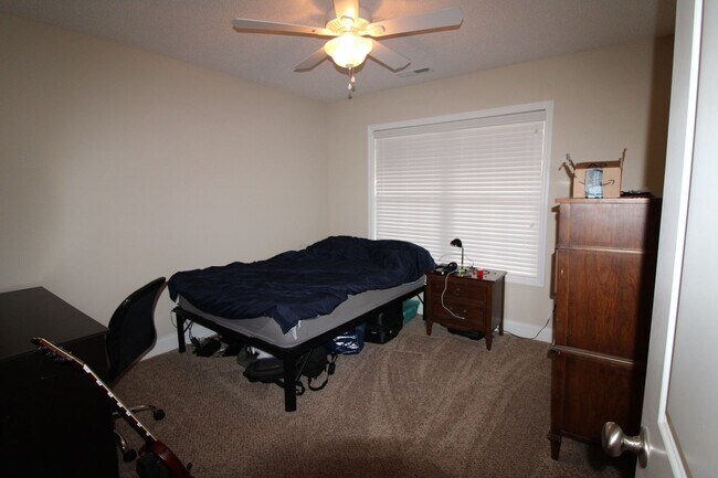 Building Photo - Popular Linwood Plantation - 3/2, huge fen...