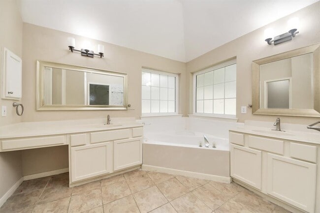 Building Photo - 21630 Live Oaks Spring Dr