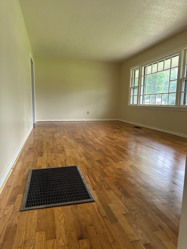 Building Photo - 3 Bedroom 2 bathroom home central air and ...