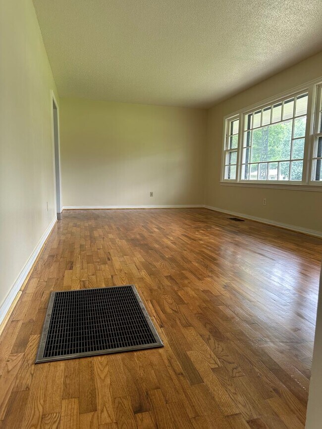 Building Photo - 3 Bedroom 2 bathroom home central air and Heat.