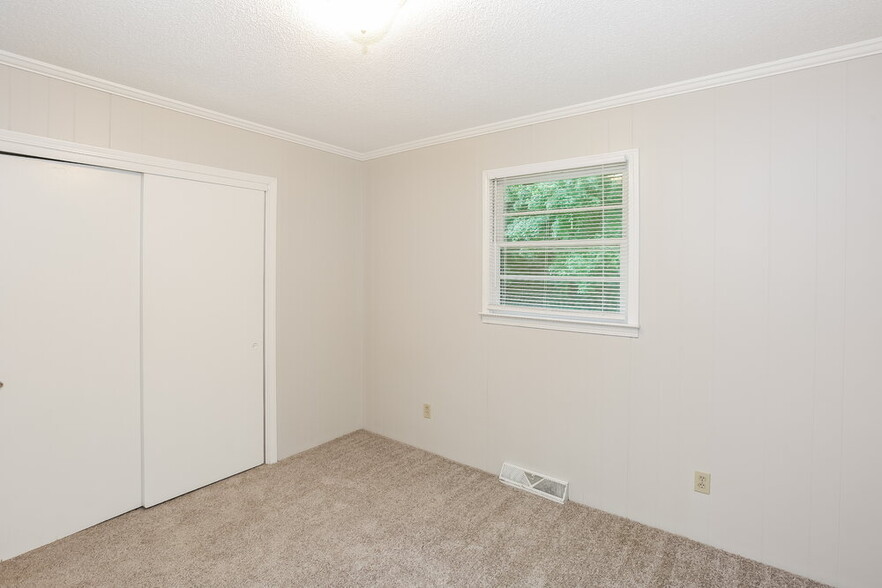 Building Photo - 125 Pinevale Dr