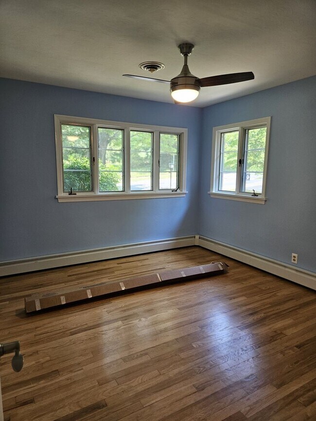 Building Photo - 3 Bedroom  Available June 8th  2026