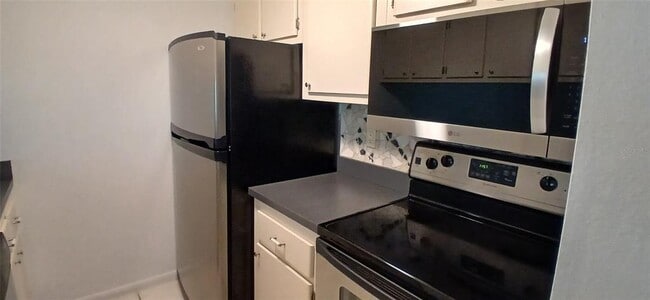 Building Photo - 2525 W Bay Dr
