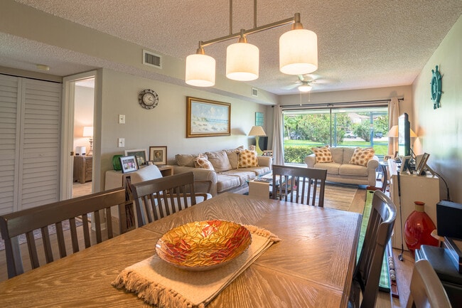 Building Photo - 1401 Pinecrest Cir