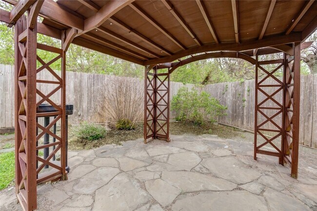 Building Photo - 16464 Beewood Glen Dr