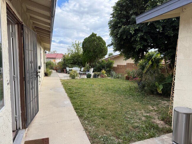 Building Photo - 9871 Valencia Dr