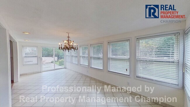 Building Photo - Spacious 3 BD/3 BA Home with Open Floorpla...