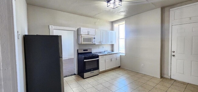 Building Photo - Spacious First-Floor 2BR with Bonus Room & Updated Interior – Pet Friendly!