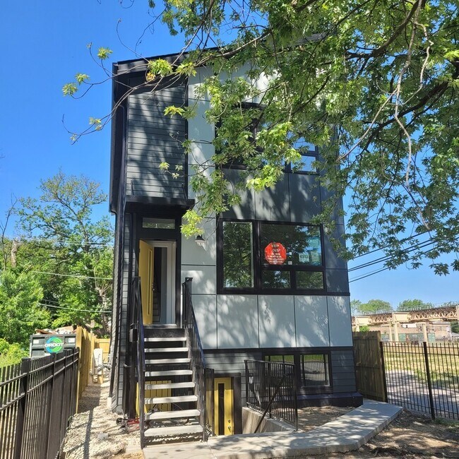 Primary Photo - 6312 S Rhodes Ave