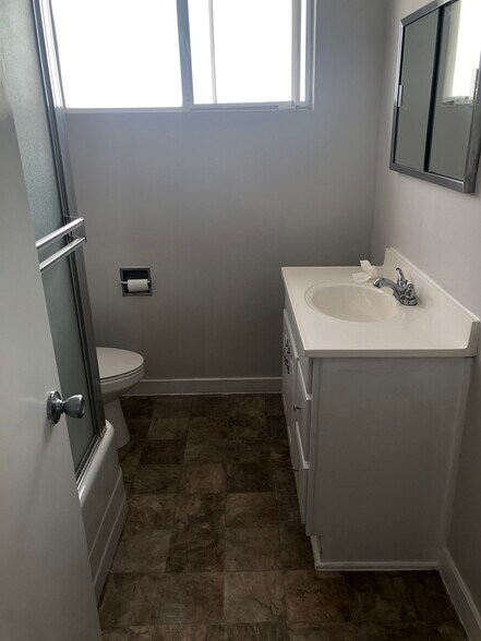 Building Photo - 11815 Goshen Ave