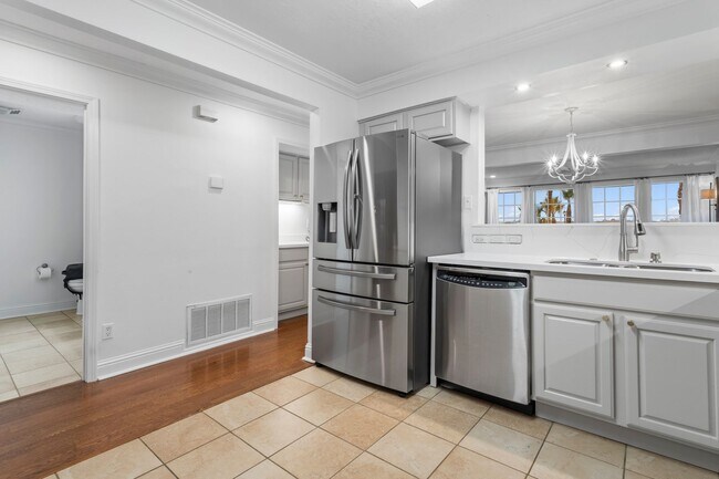 Building Photo - Oak Cove Condo