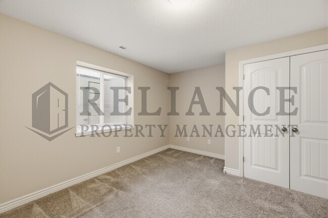 Building Photo - 2202 E Quivira St