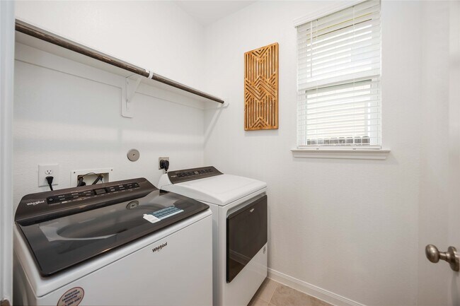 Building Photo - 7047 Silverleaf Oak St