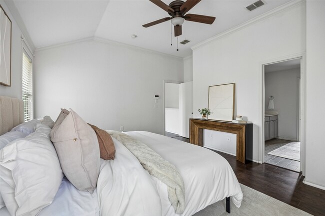Building Photo - 320 S Mesa Verde Way