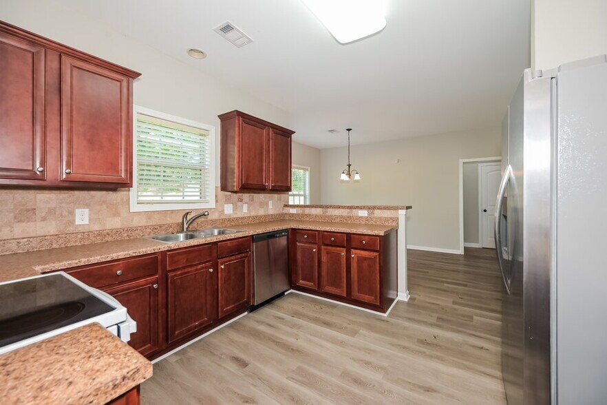 Building Photo - 2048 Woodland Brook Dr