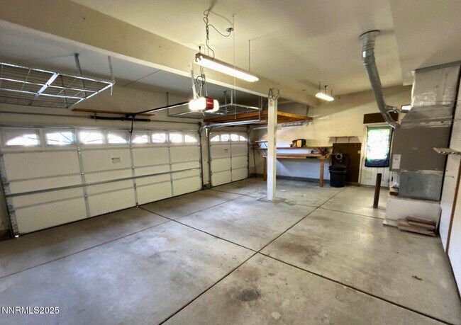 Building Photo - 1685 Southview Dr