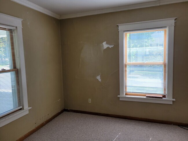 Building Photo - 604 W Seerley Blvd