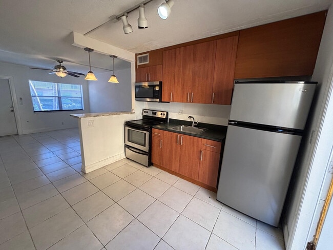 Building Photo - 4061 N Dixie Hwy