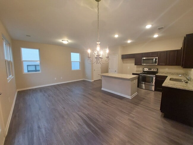 Building Photo - Newly Renovated Beautiful Townhome for Ren...