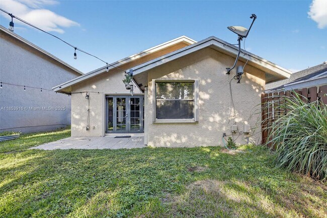 Building Photo - 581 Lakeside Cir