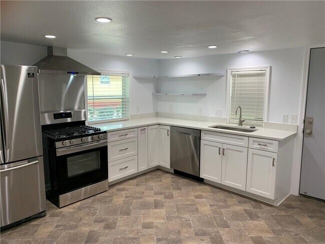 Building Photo - 611 Thrasher Ln
