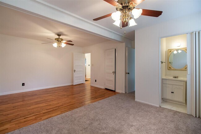 Building Photo - 710 Glenview Dr