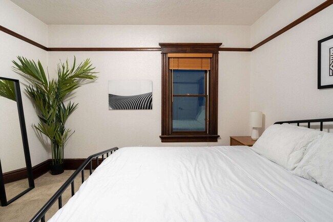 Building Photo - 26 NE 11th Ave