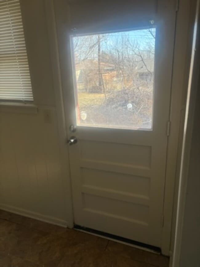 Building Photo - VERY NICE HOME IN THE RIDGECREST AREA. PETS NEGOTIABLE WITH OWNERS APPROVAL