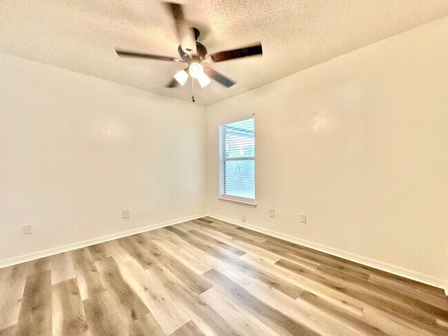 Building Photo - Affordable comfort with space where it counts - 3Bedrooms / 2Baths home in Deltona!