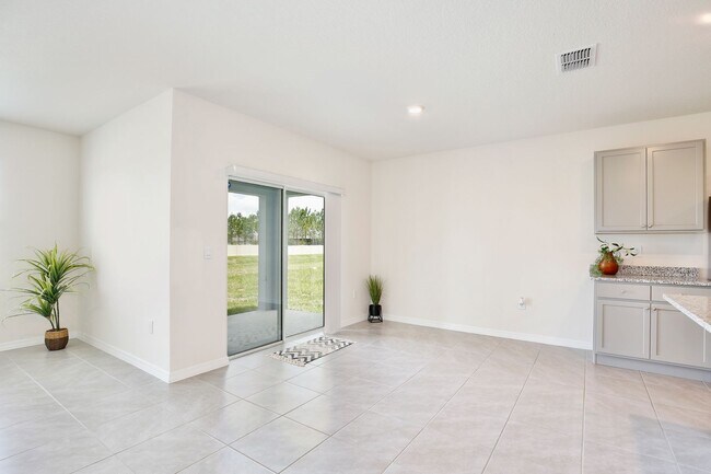 Building Photo - Beautiful 4 Bedroom, 2 bath home is Available for Rent in the Forest Lake Community!