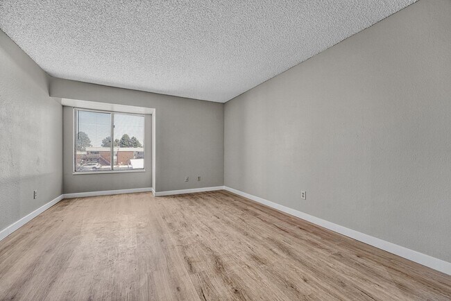 Building Photo - Updated 2 bed / 1 bath home in Lakewood!