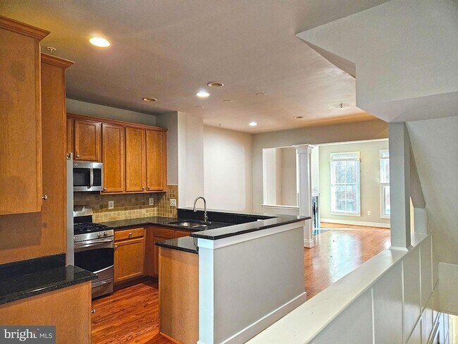 Building Photo - 12 S Regester St