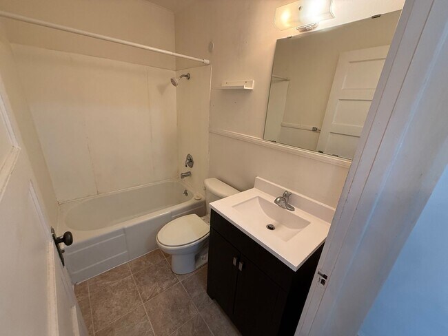 Building Photo - Spacious 1 Bed, 1 Bath Apartment Close to ...