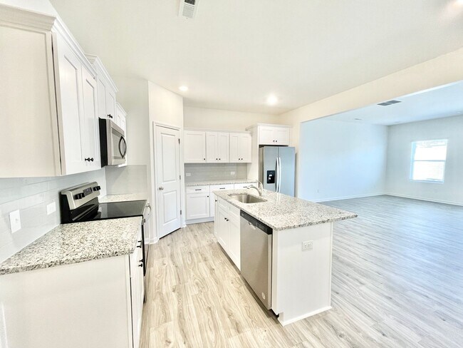 Building Photo - Spacious 3 Bedroom Townhome minutes from I-85 - AVAILABLE OCTOBER 2026