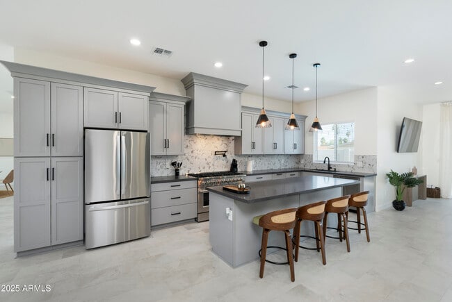 Building Photo - 5049 E Shaw Butte Dr