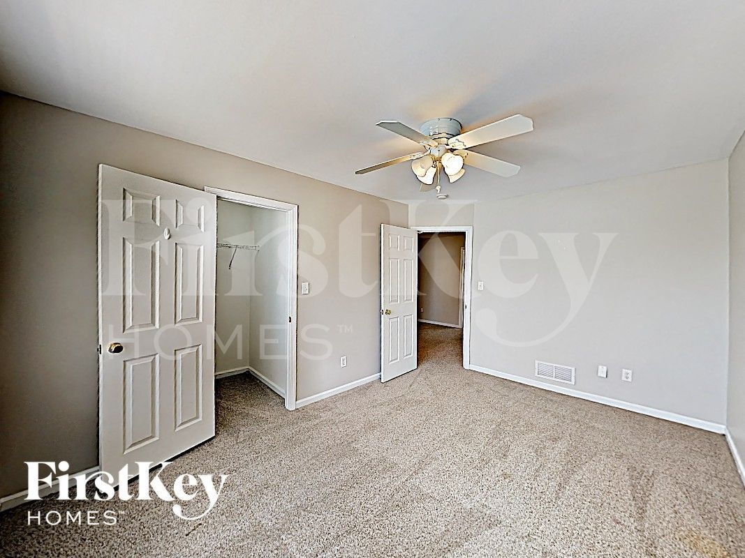 Building Photo - 227 Spring Borough Dr